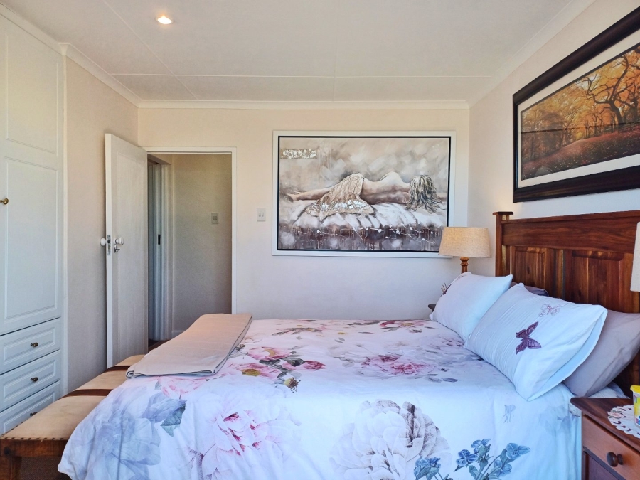 5 Bedroom Property for Sale in Outeniqua Strand Western Cape